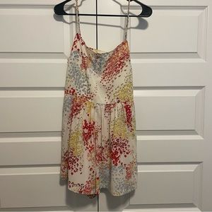 Women’s multicolor romper with pockets! Size 6. Good condition.
